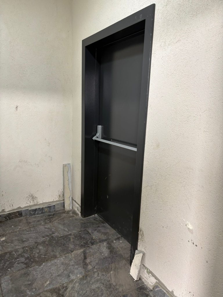 Acil Durum Çıkış Kapısı 4